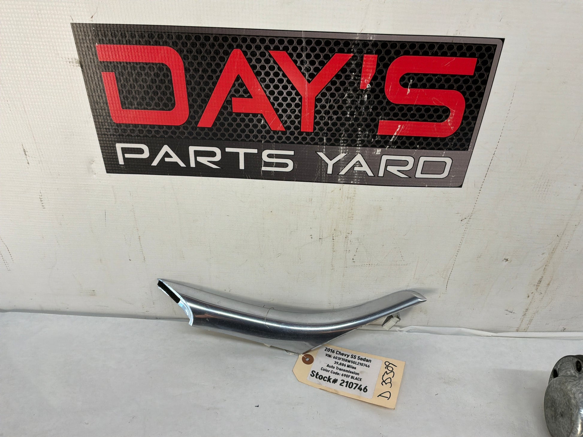 Rh center console silver trim - Day's Parts Yard