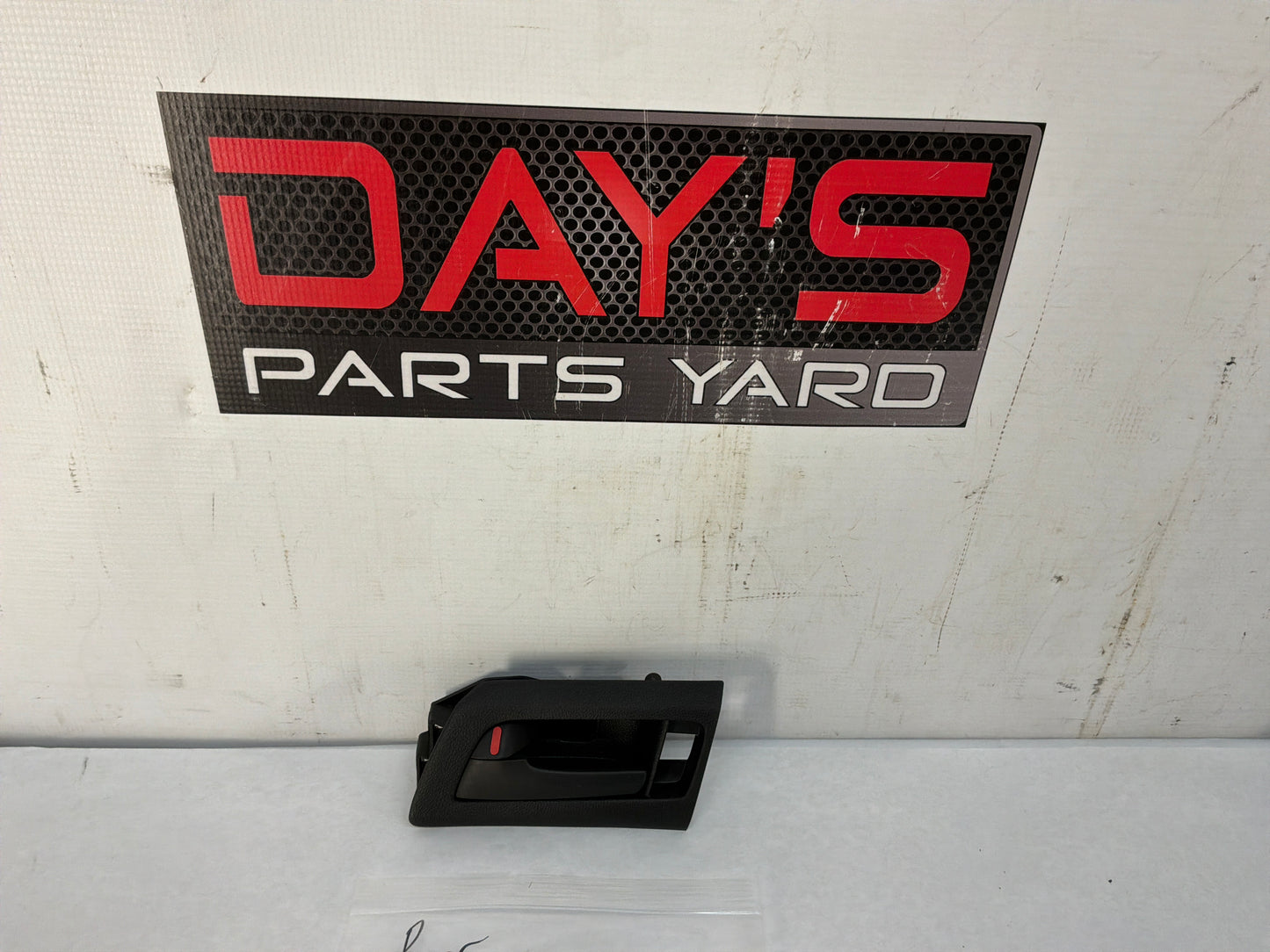 Rh rear door handle - Day's Parts Yard