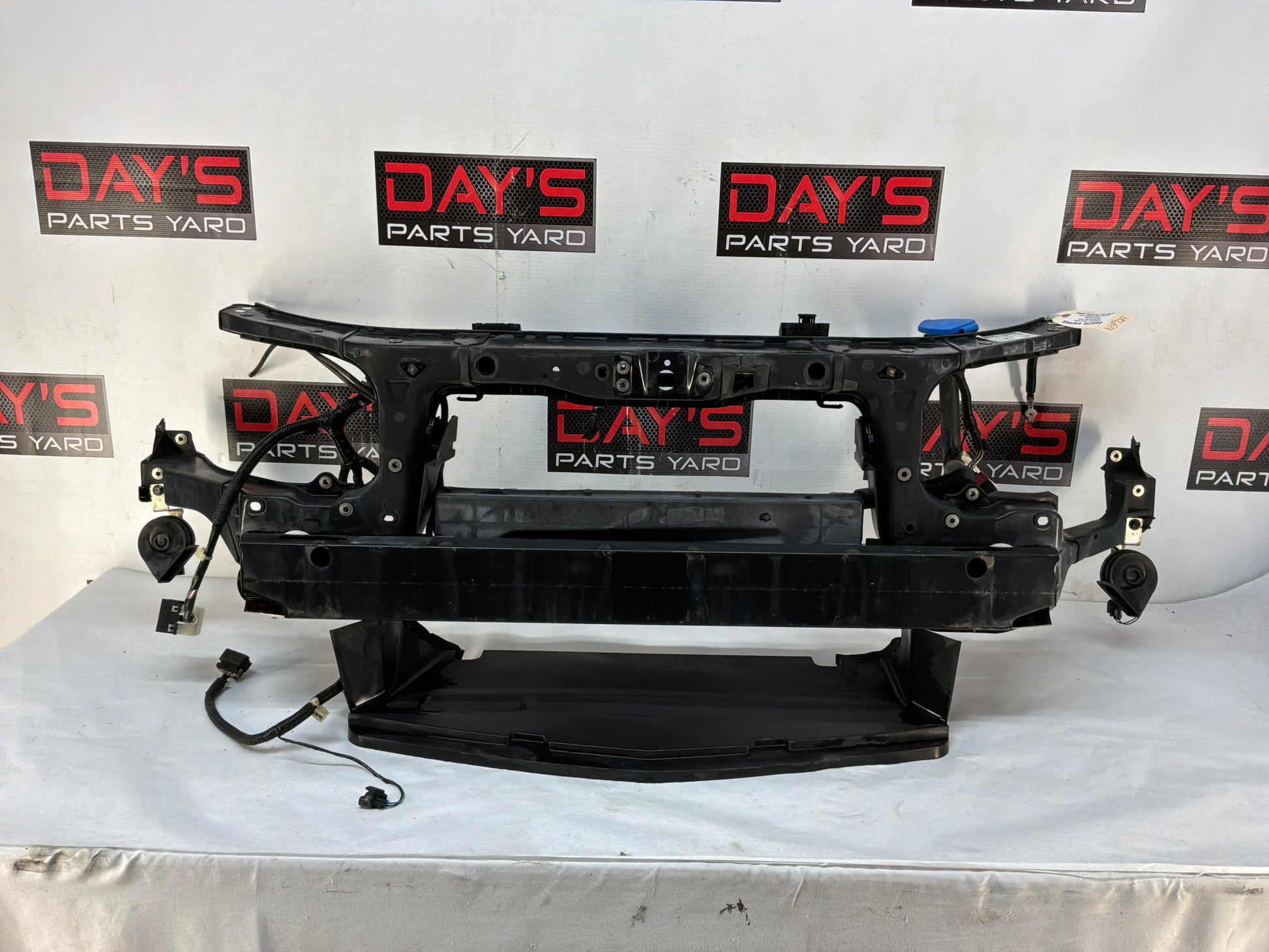 Radiator core support bracket - Day's Parts Yard