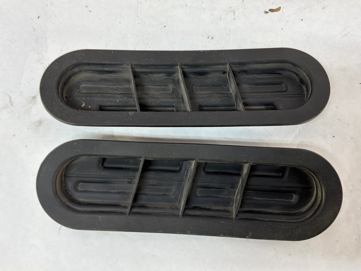 2008 Pontiac G8 Base RH & LH Hood Vent Insert Duct Rubber Trim OEM