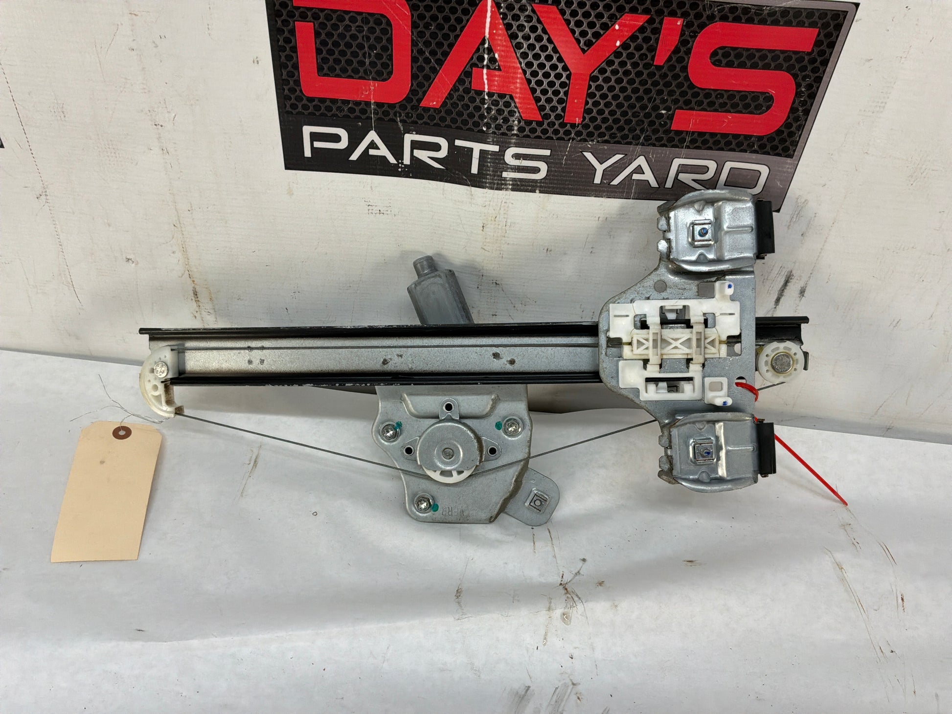 Rh rear window reg - Day's Parts Yard