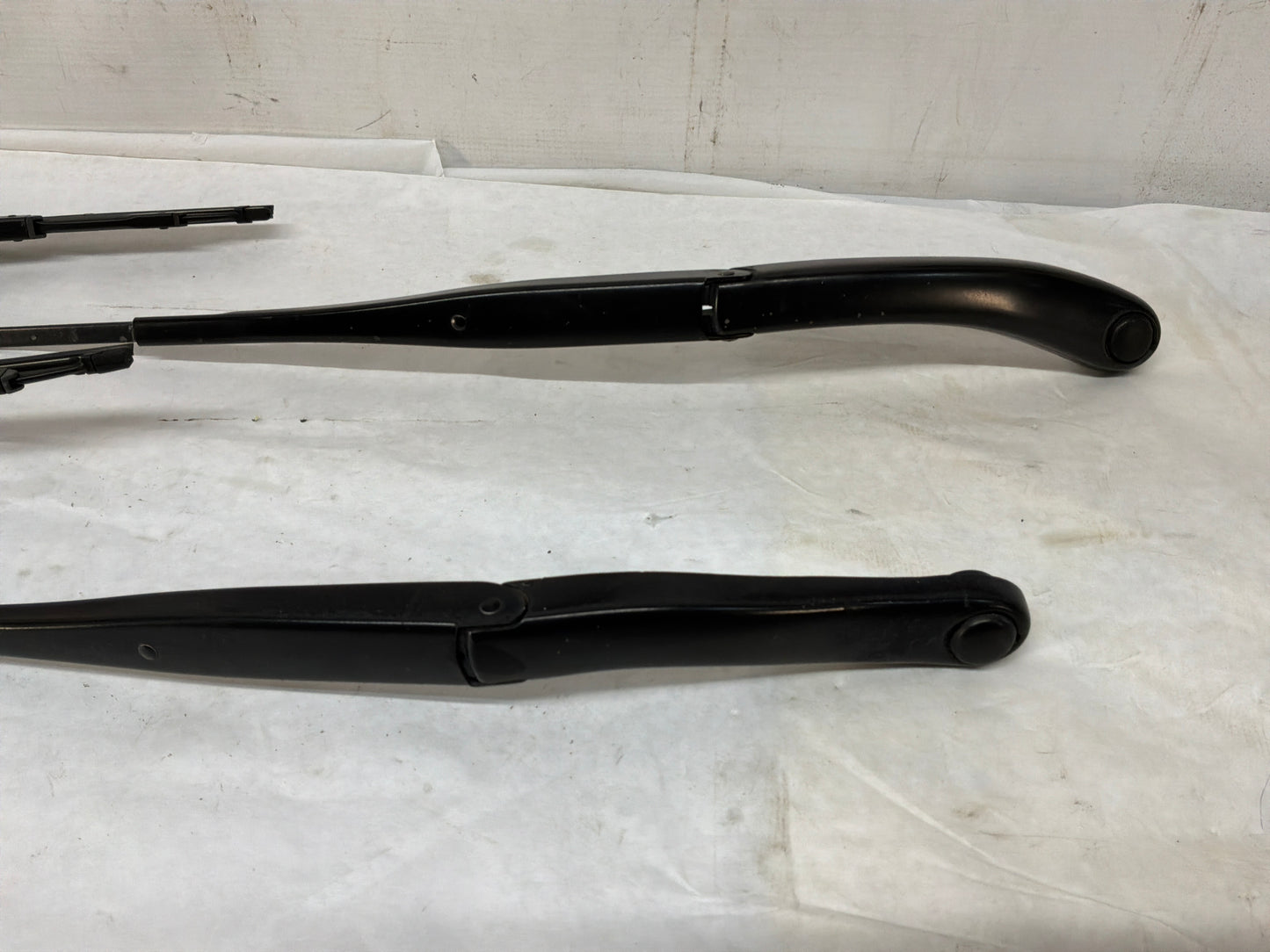 2004 Pontiac GTO RH & LH Windshield Wiper Arms OEM