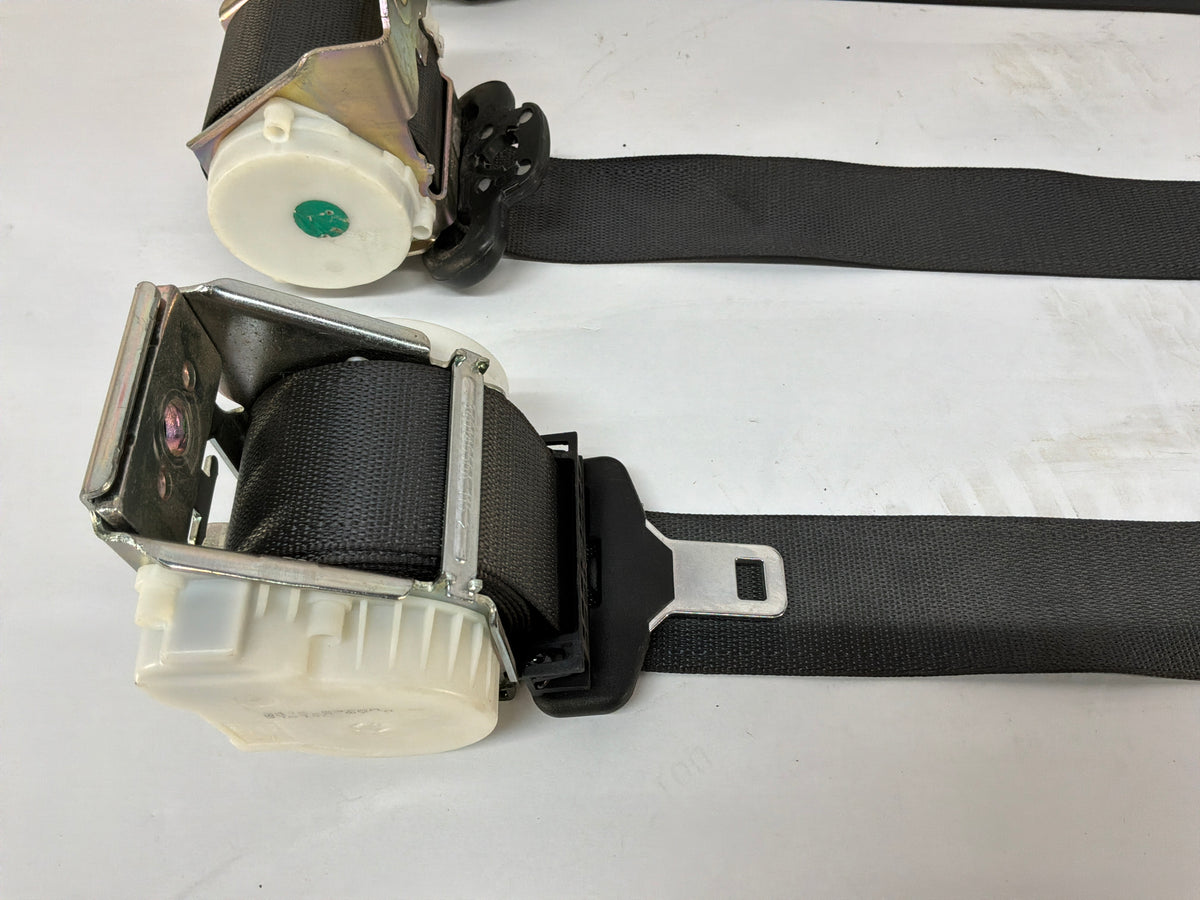 2015 Chevy SS Sedan Complete Rear Seat Belt Seatbelt Retractor Set w/ Buckle OEM