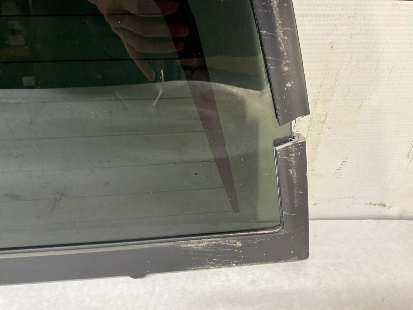 2012 Chevy Avalanche Rear Back Midgate Cargo Window Glass Panel OEM