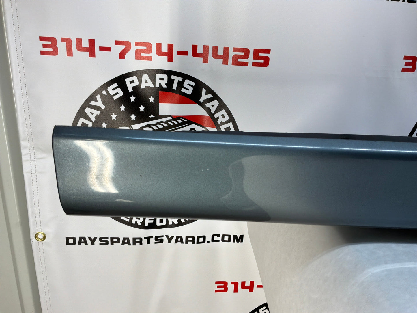 2006 Pontiac GTO RH Passenger Rocker Molding Side Skirt Panel Trim OEM