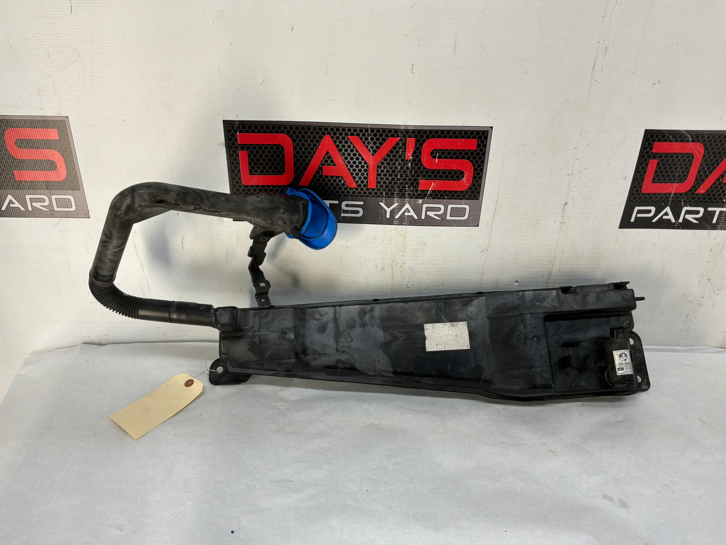 Windshield wiper reservoir - Day's Parts Yard
