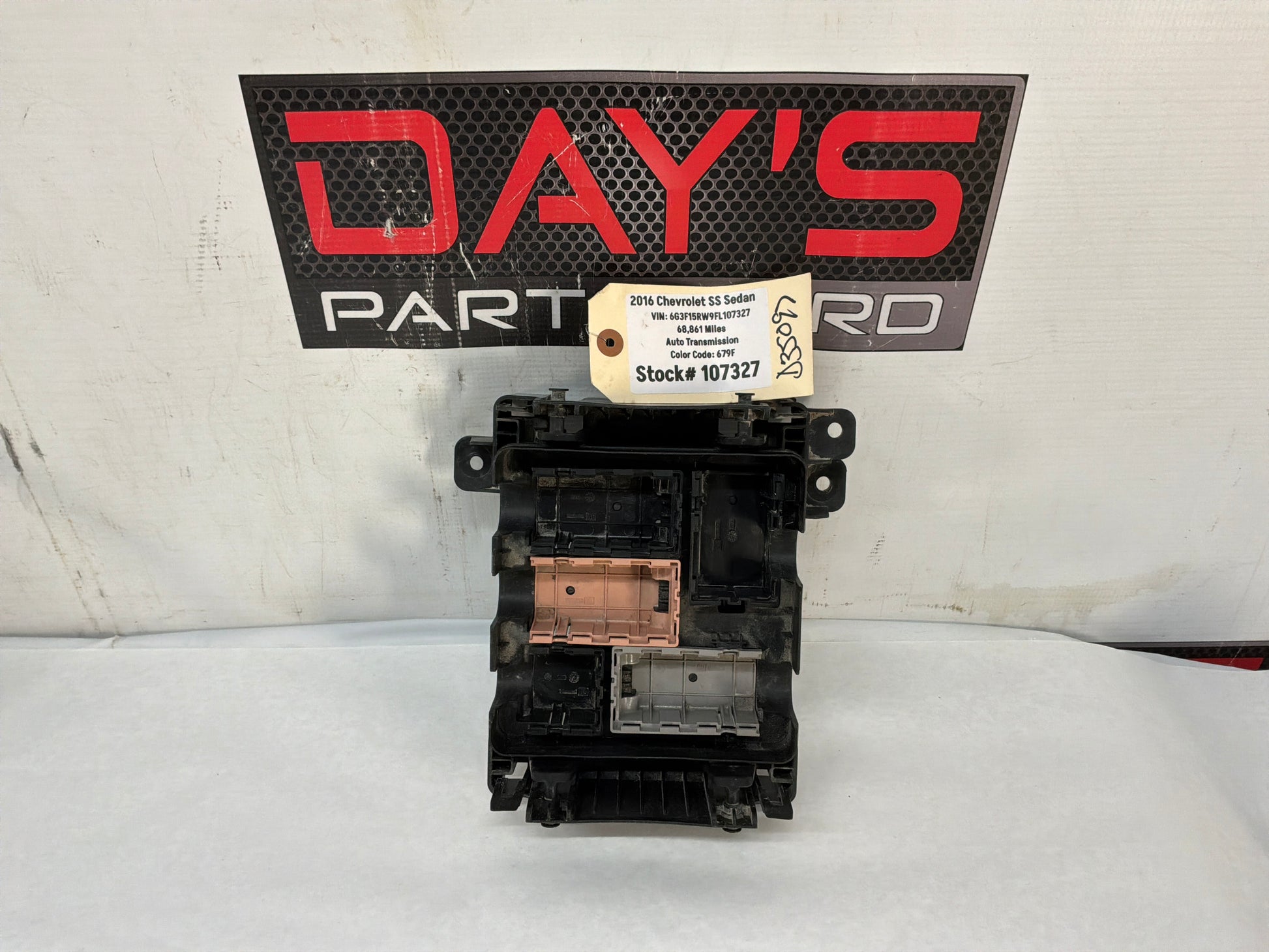 Fuse block - Day's Parts Yard