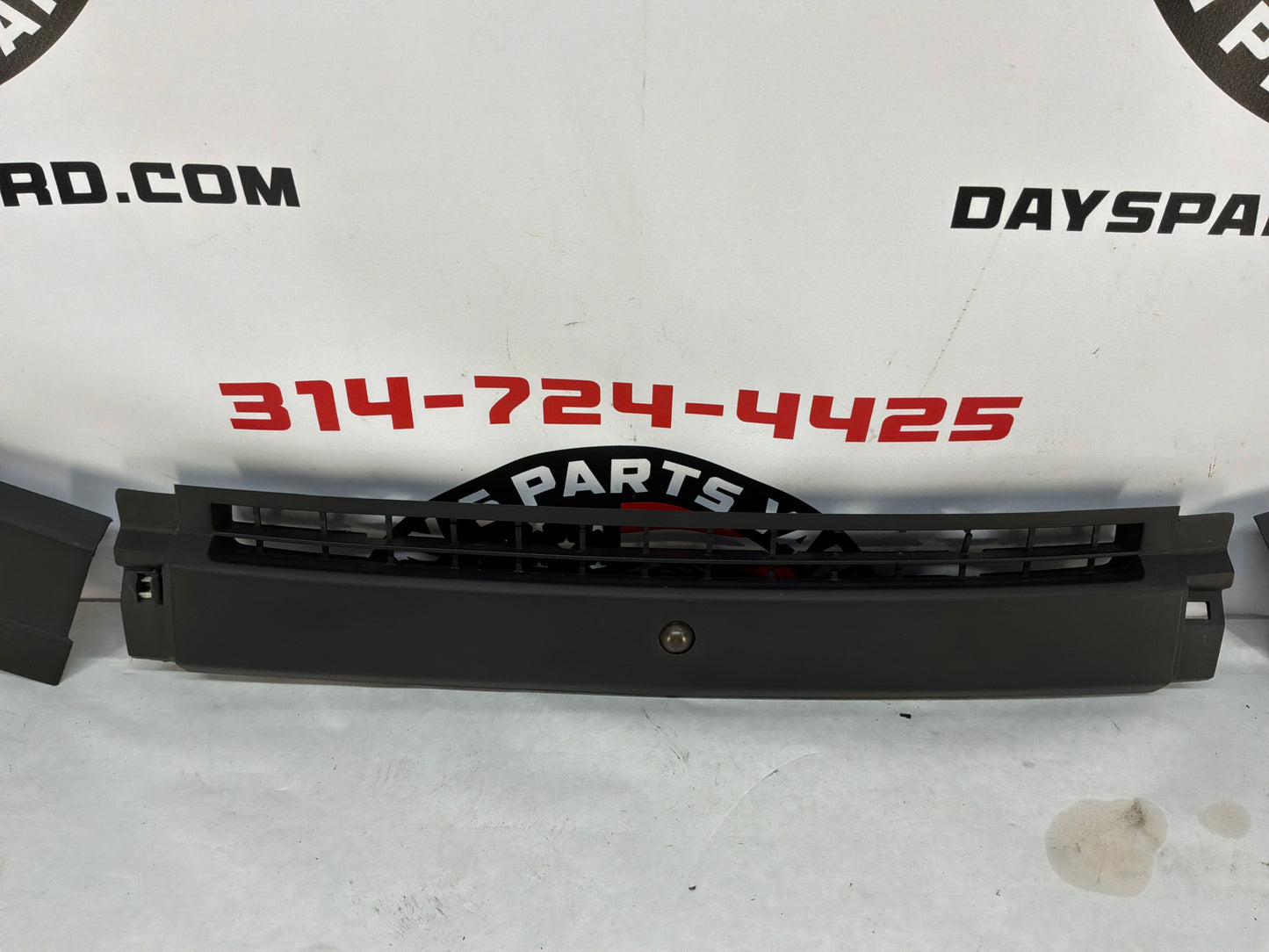 2008 Pontiac G8 Base RH & LH Dash Panels Center Cowl Defrost Trim Extensions OEM