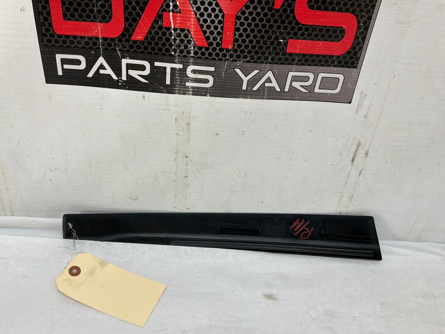 2004 Pontiac GTO RH Passenger Exterior B Pillar Window Trim Applique Cover OEM