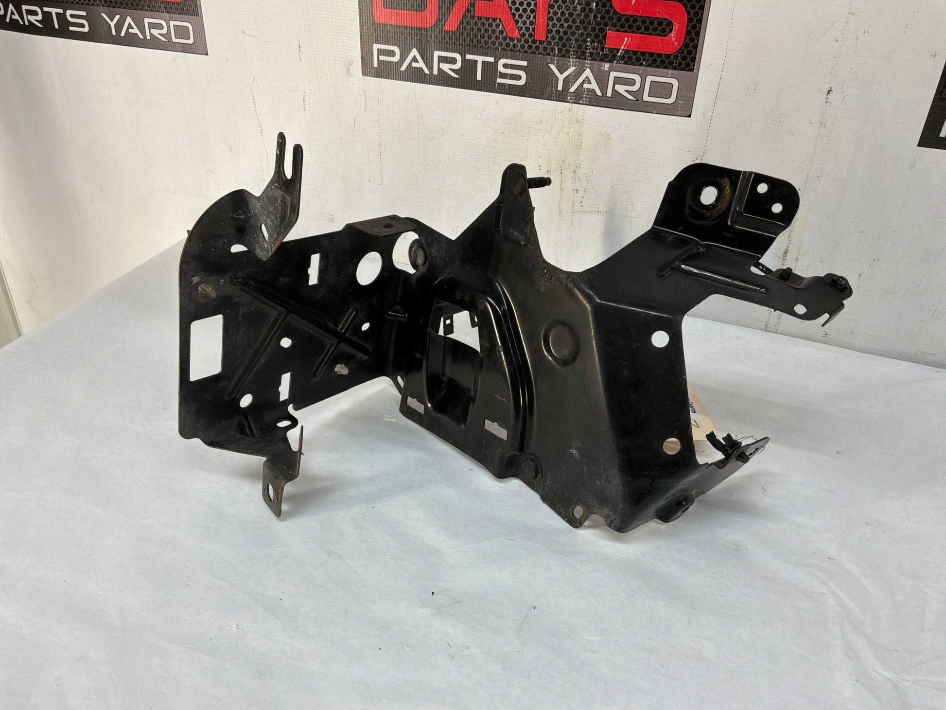 Front fuse box bracket - Day's Parts Yard