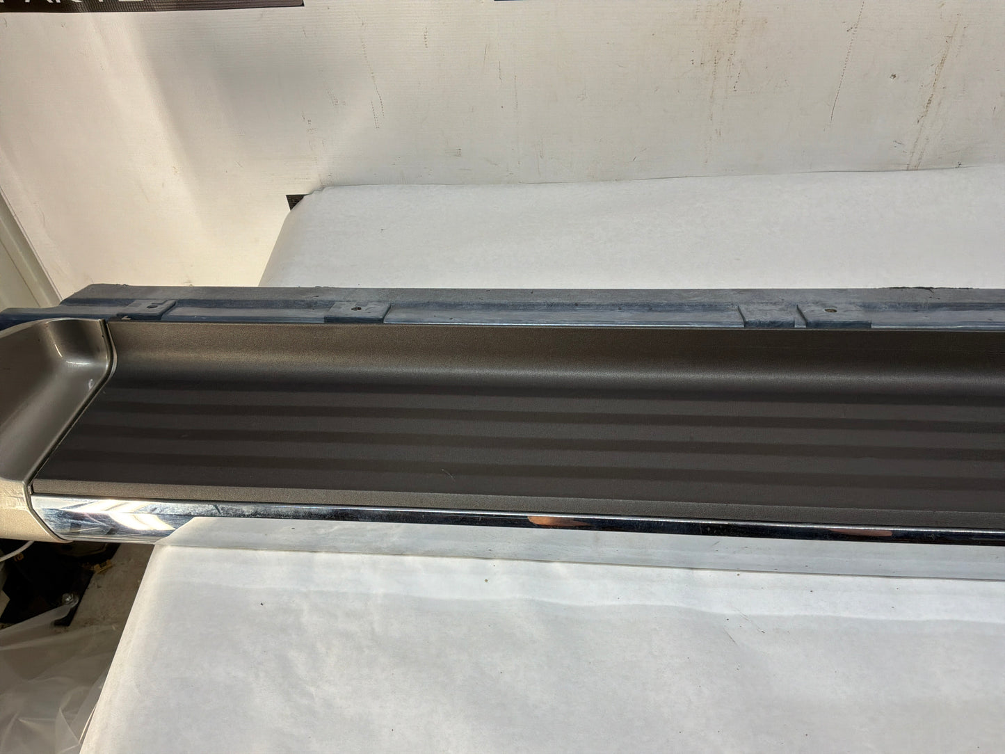 2002 Cadillac Escalade EXT RH Passenger Running Board OEM