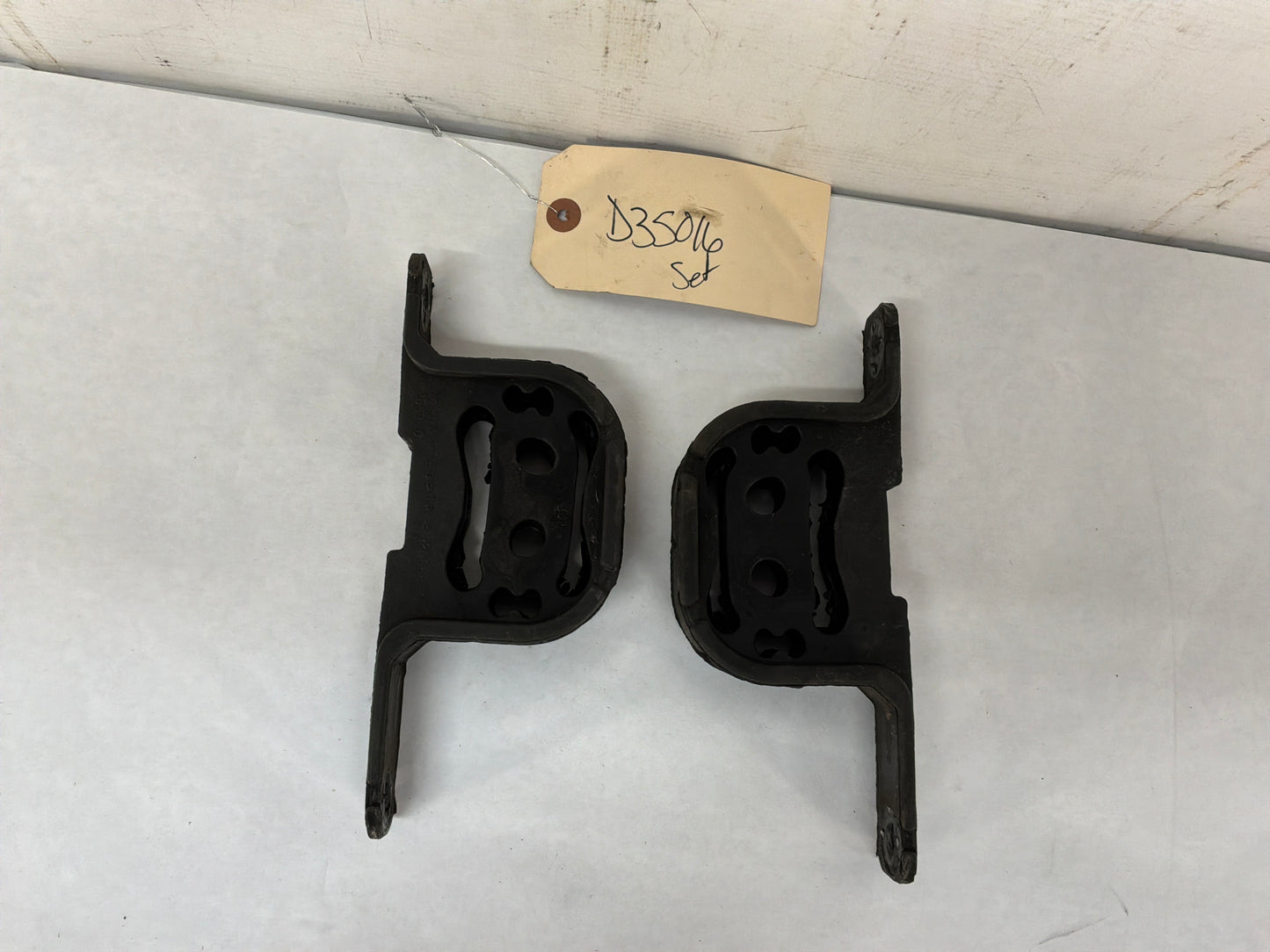 2009 Pontiac G8 GT Exhaust Muffler Hanger Bracket Mount Bushing OEM - Day's Parts Yard