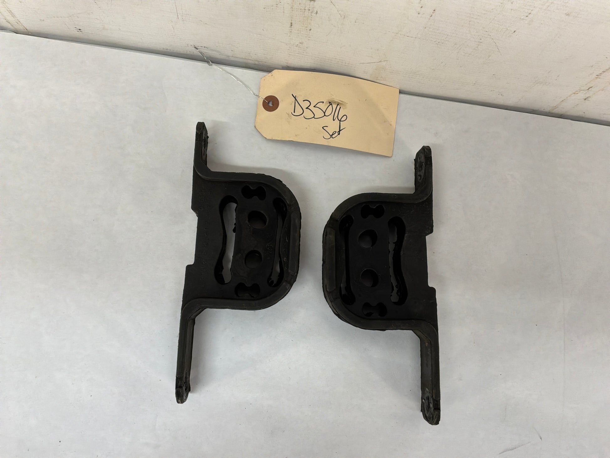 2009 Pontiac G8 GT Exhaust Muffler Hanger Bracket Mount Bushing OEM - Day's Parts Yard