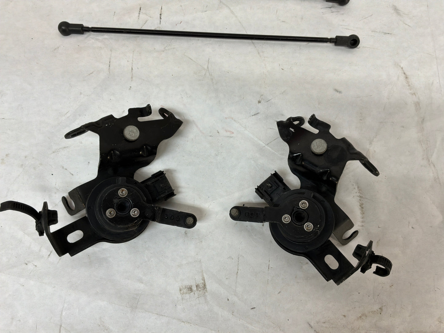 2015 Chevy SS Sedan RH & LH Rear Ride Height Suspension Sensor OEM - Day's Parts Yard
