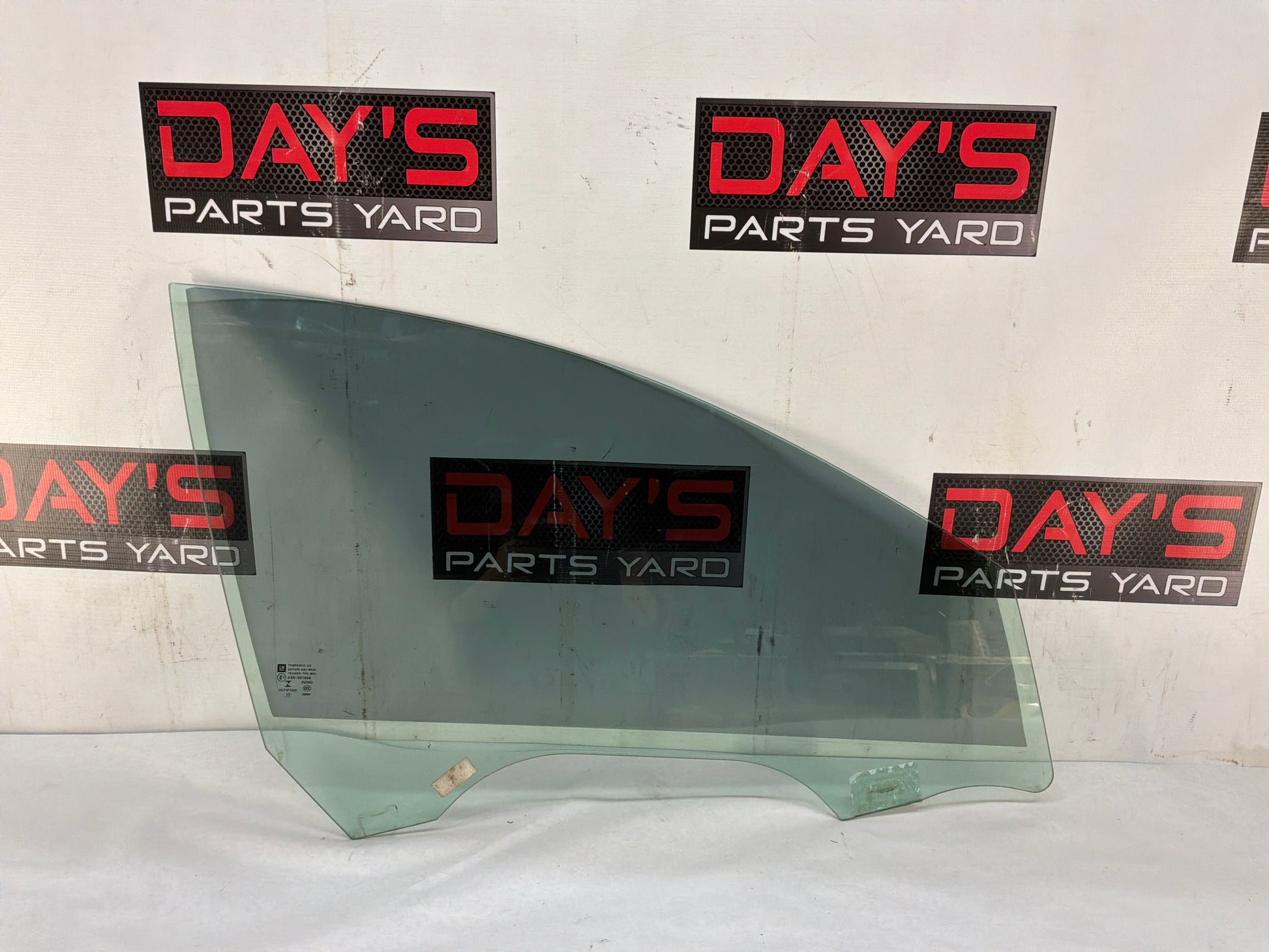 Rh front window glass - Day's Parts Yard