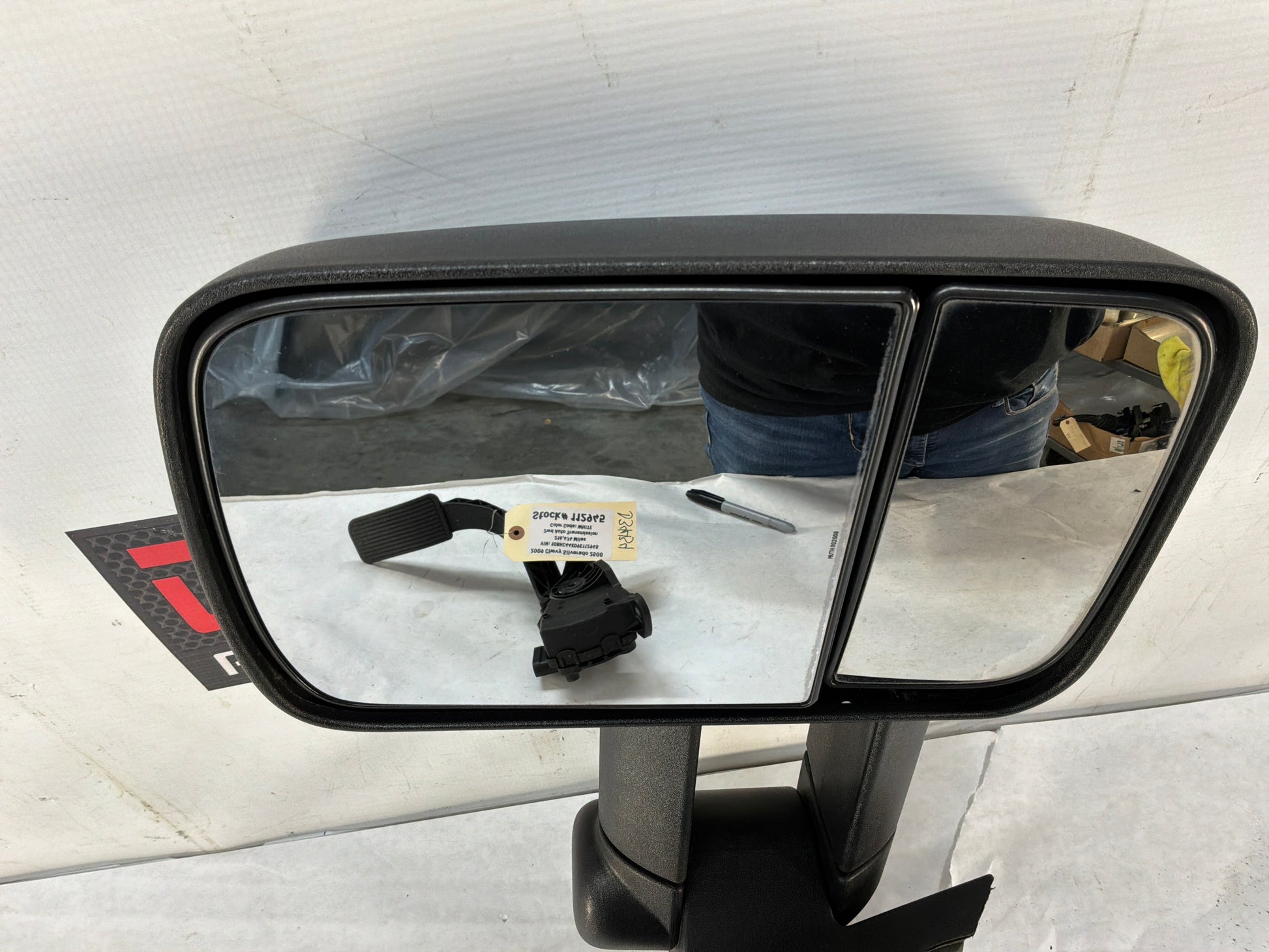 Rh mirror - Day's Parts Yard