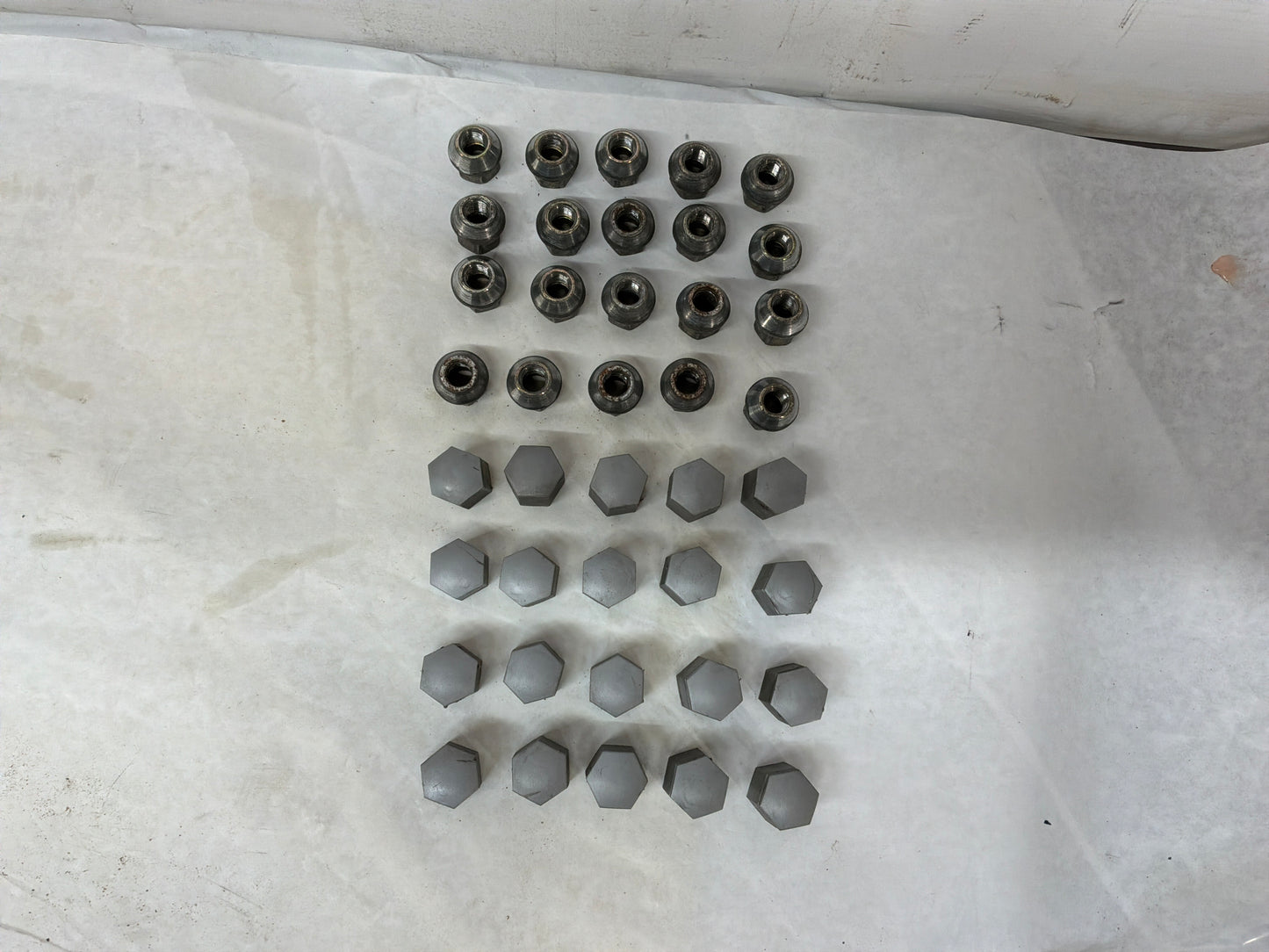 2004 Pontiac GTO Lug Nuts and Covers OEM