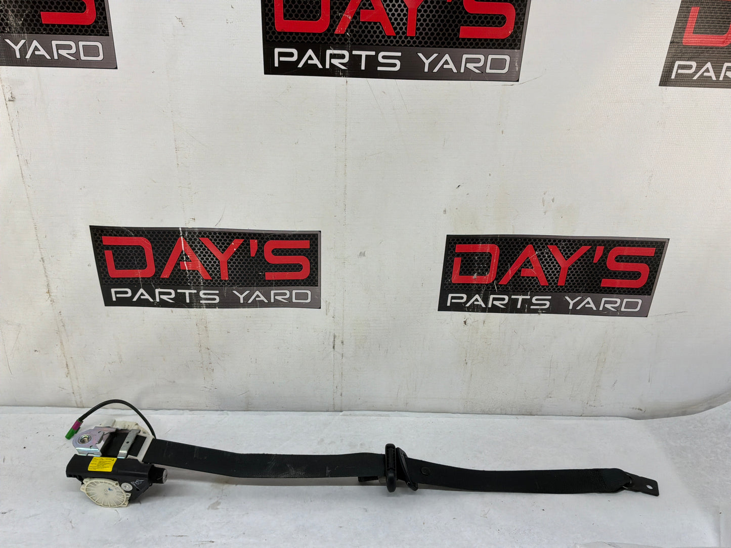 2008 Pontiac G8 GT LH Driver Front Seat Belts Retractors OEM