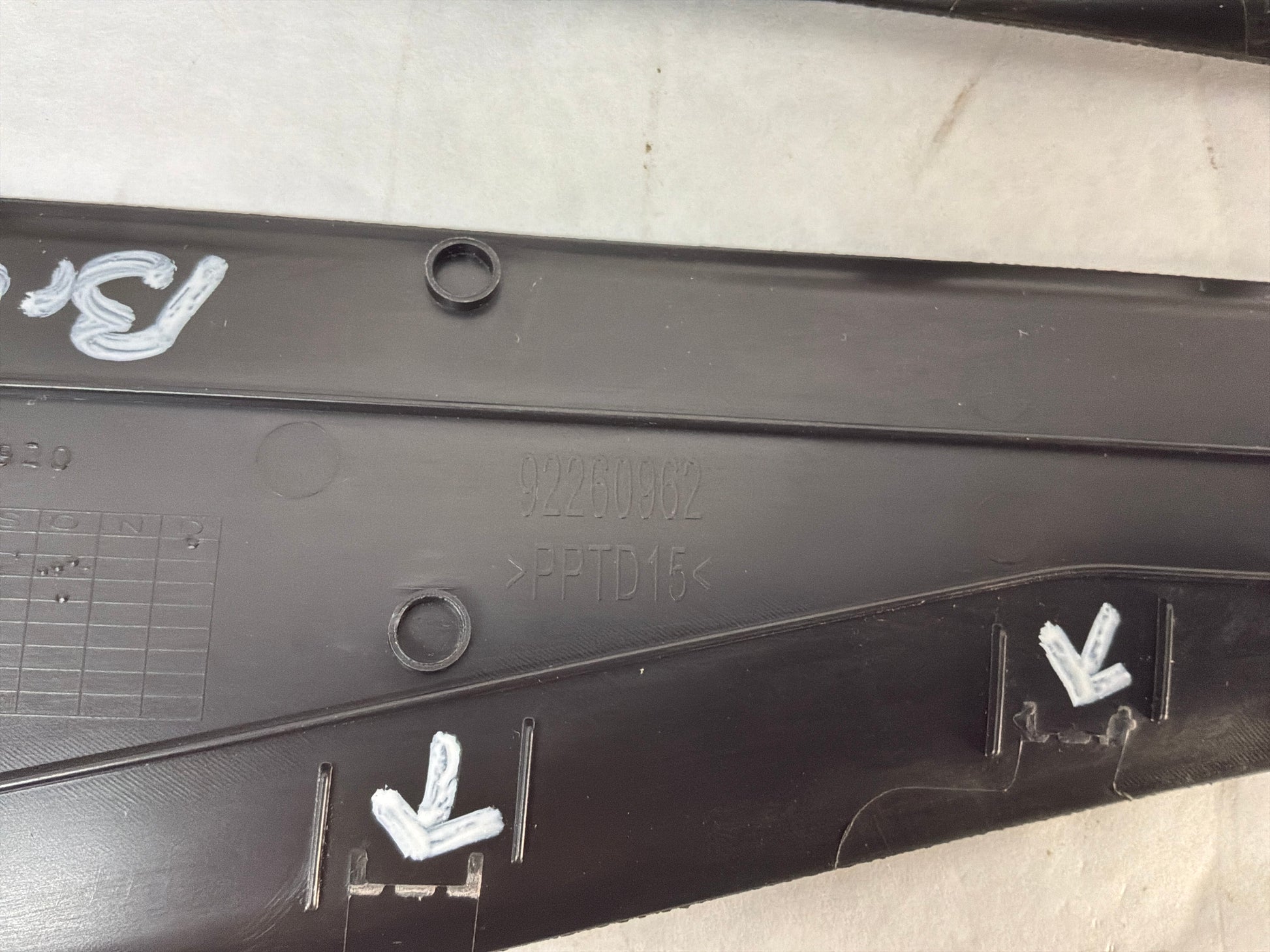 Center console trim - Day's Parts Yard