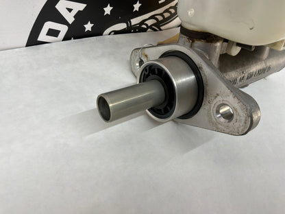 2005 Pontiac GTO Hydraulic Brake Master Cylinder OEM