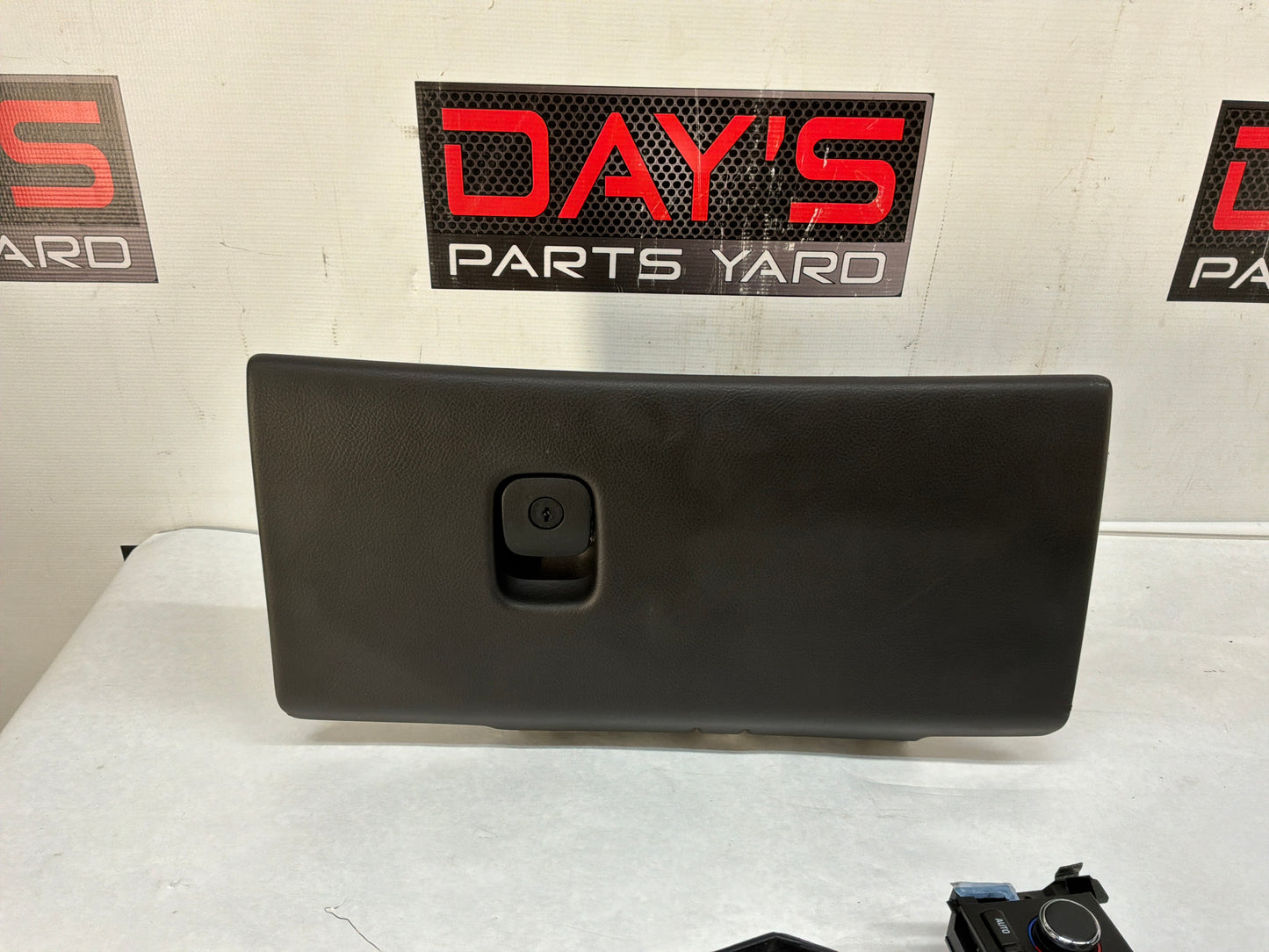 Glove box - Day's Parts Yard