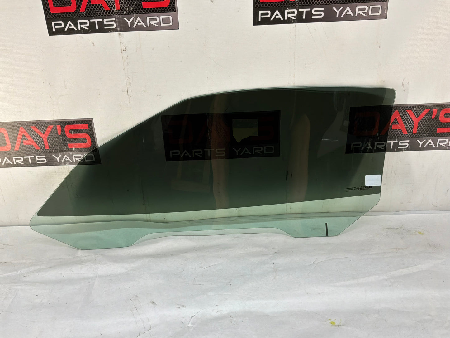 Rh door window glass - Day's Parts Yard