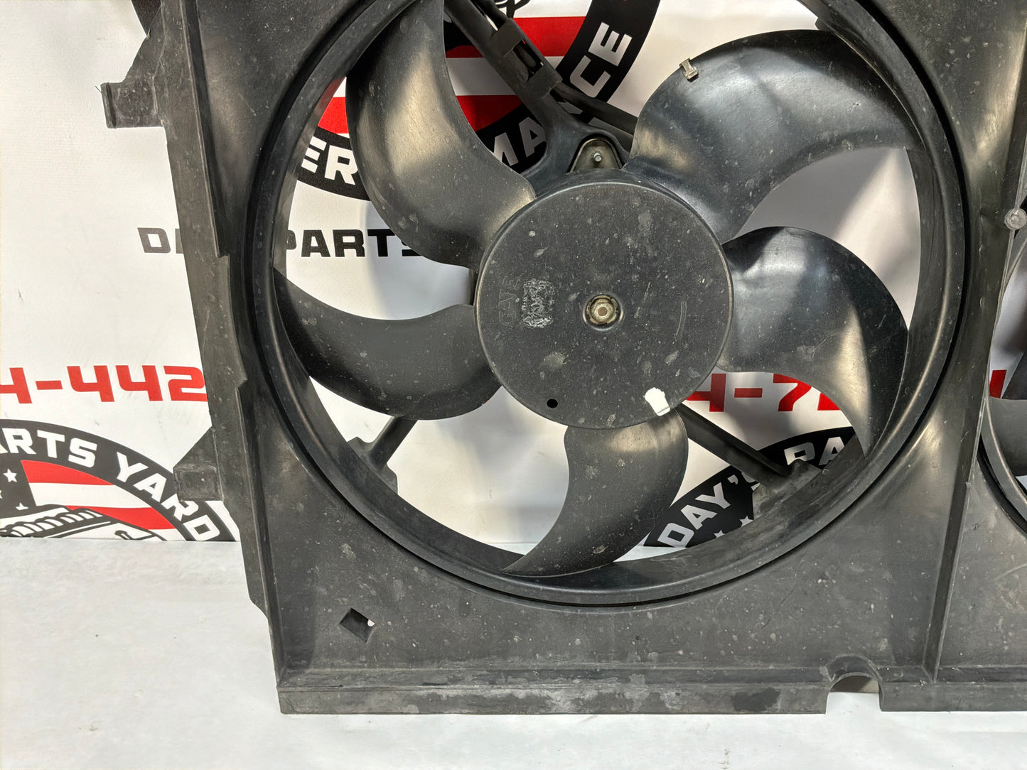 2005 Pontiac GTO Dual Electric Radiator Cooling Fans Shroud Assembly OEM