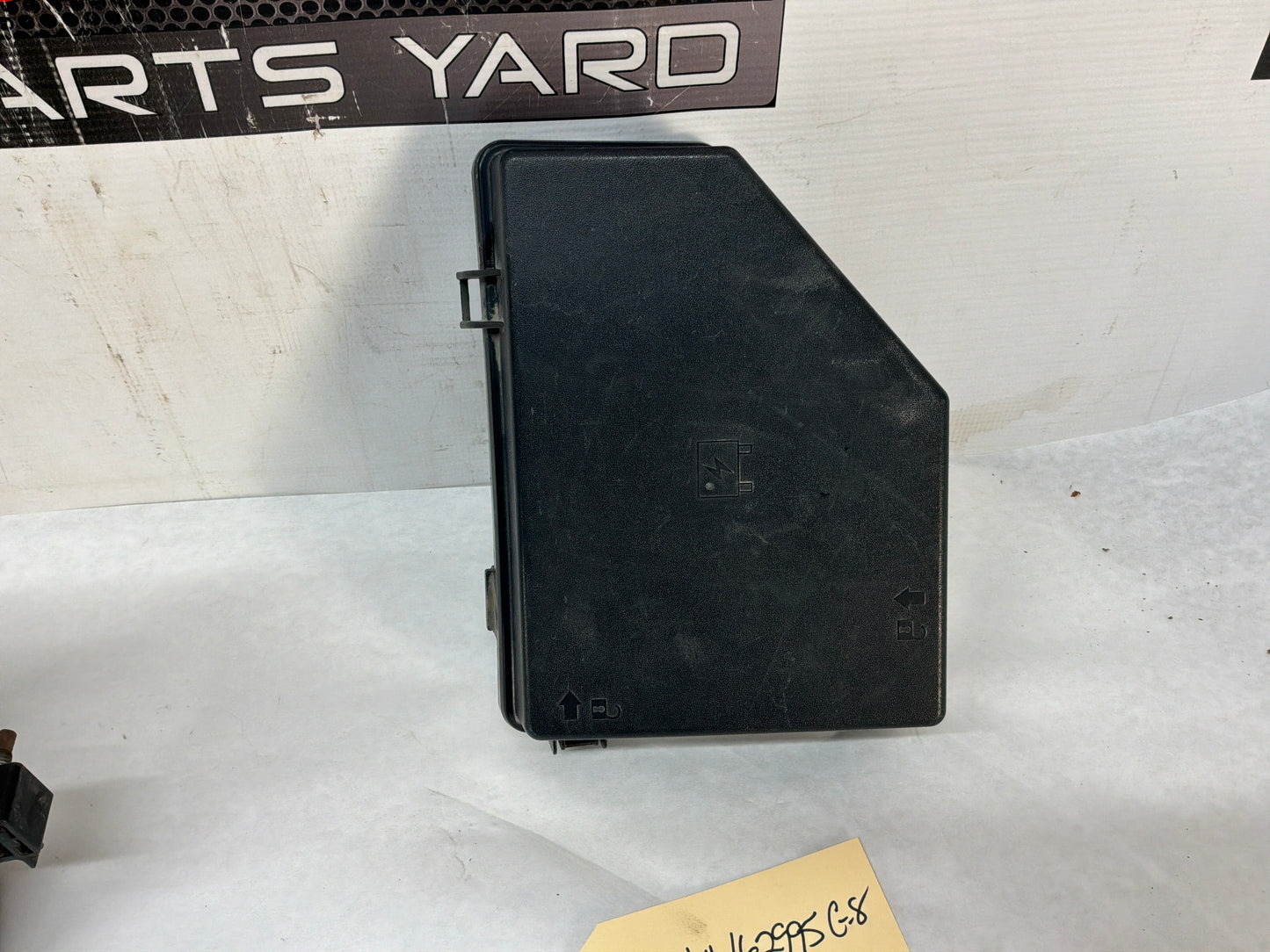 Fuse box w lid - Day's Parts Yard