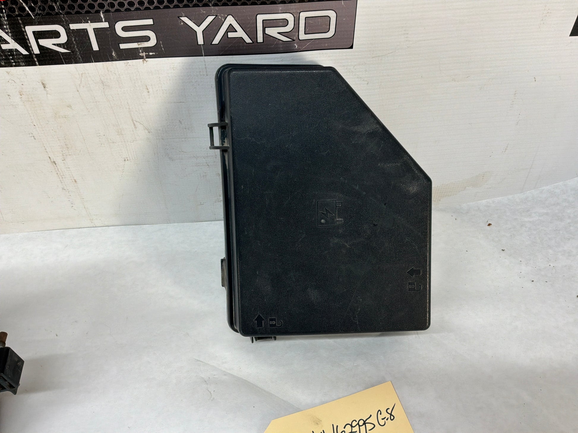 Fuse box w lid - Day's Parts Yard