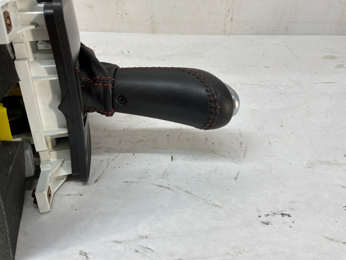 2004 Pontiac GTO Automatic Gear Selector Shifter Lever Assembly OEM
