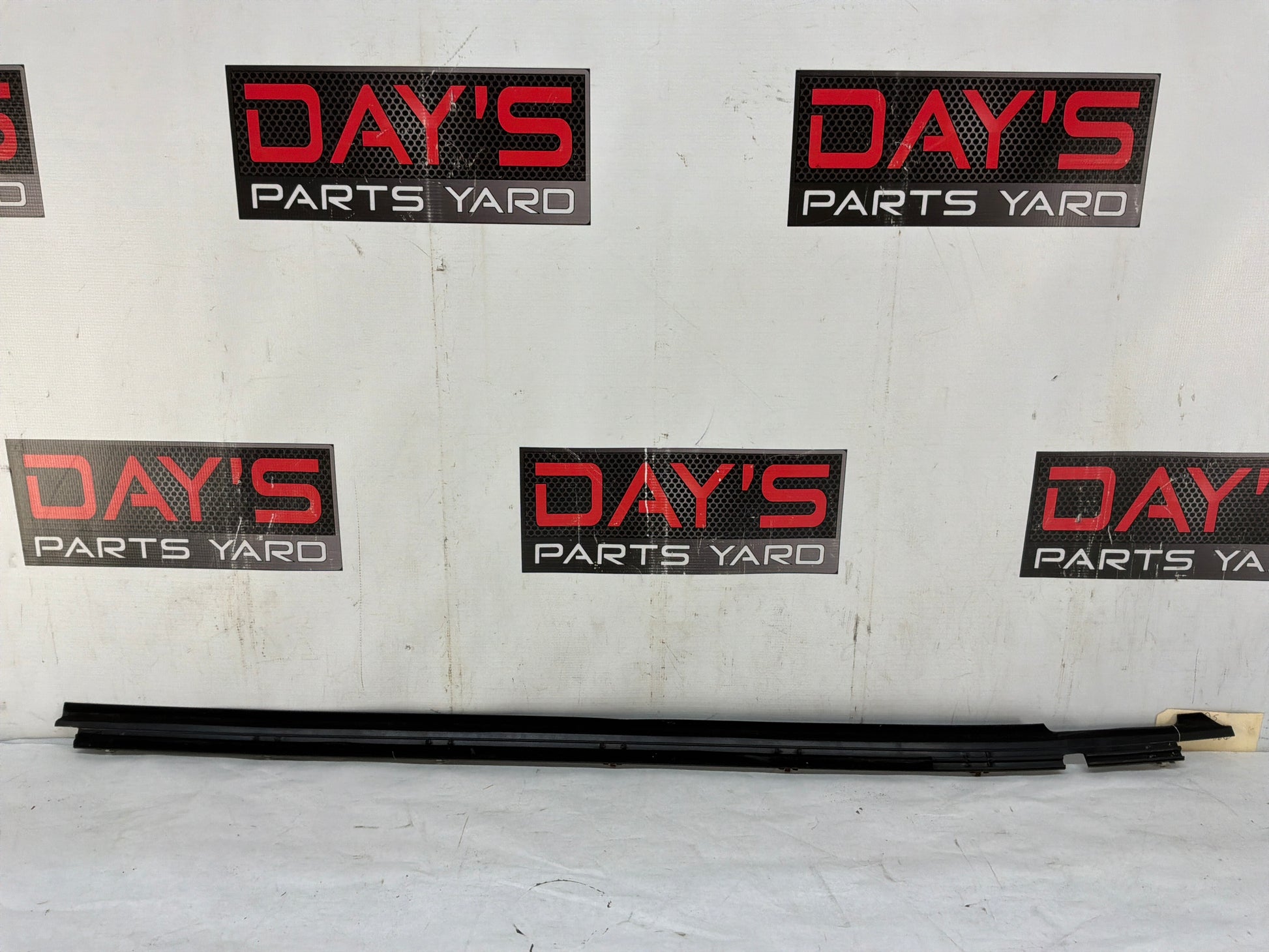 Lh belt molding - Day's Parts Yard