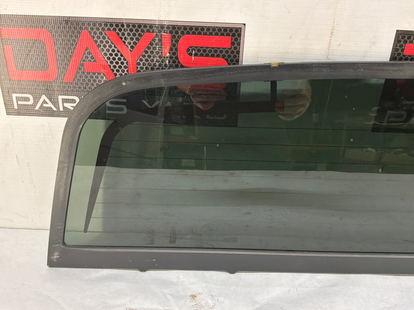 2012 Chevy Avalanche Rear Back Midgate Cargo Window Glass Panel OEM