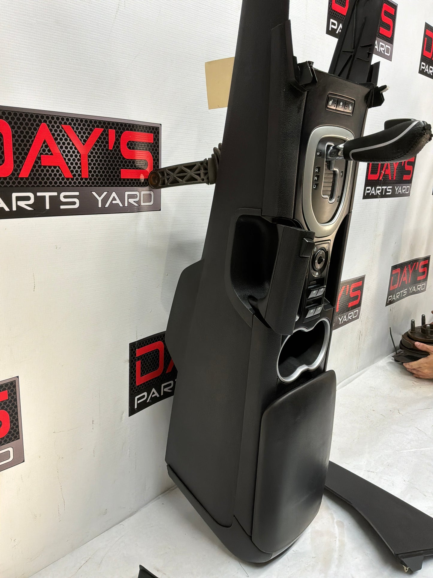 2008 Pontiac G8 GT Center console w shifter