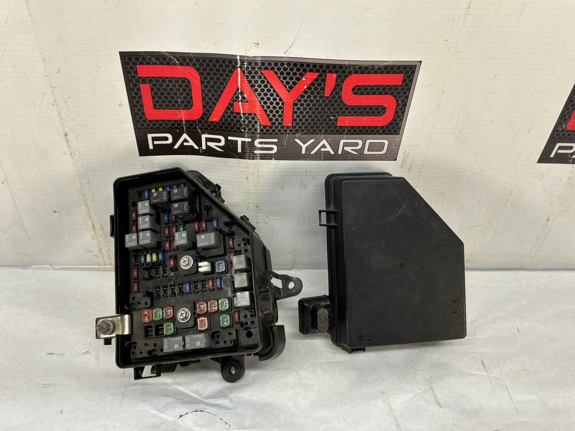 Fuse box w lid - Day's Parts Yard