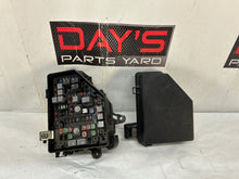 Fuse box w lid - Day's Parts Yard