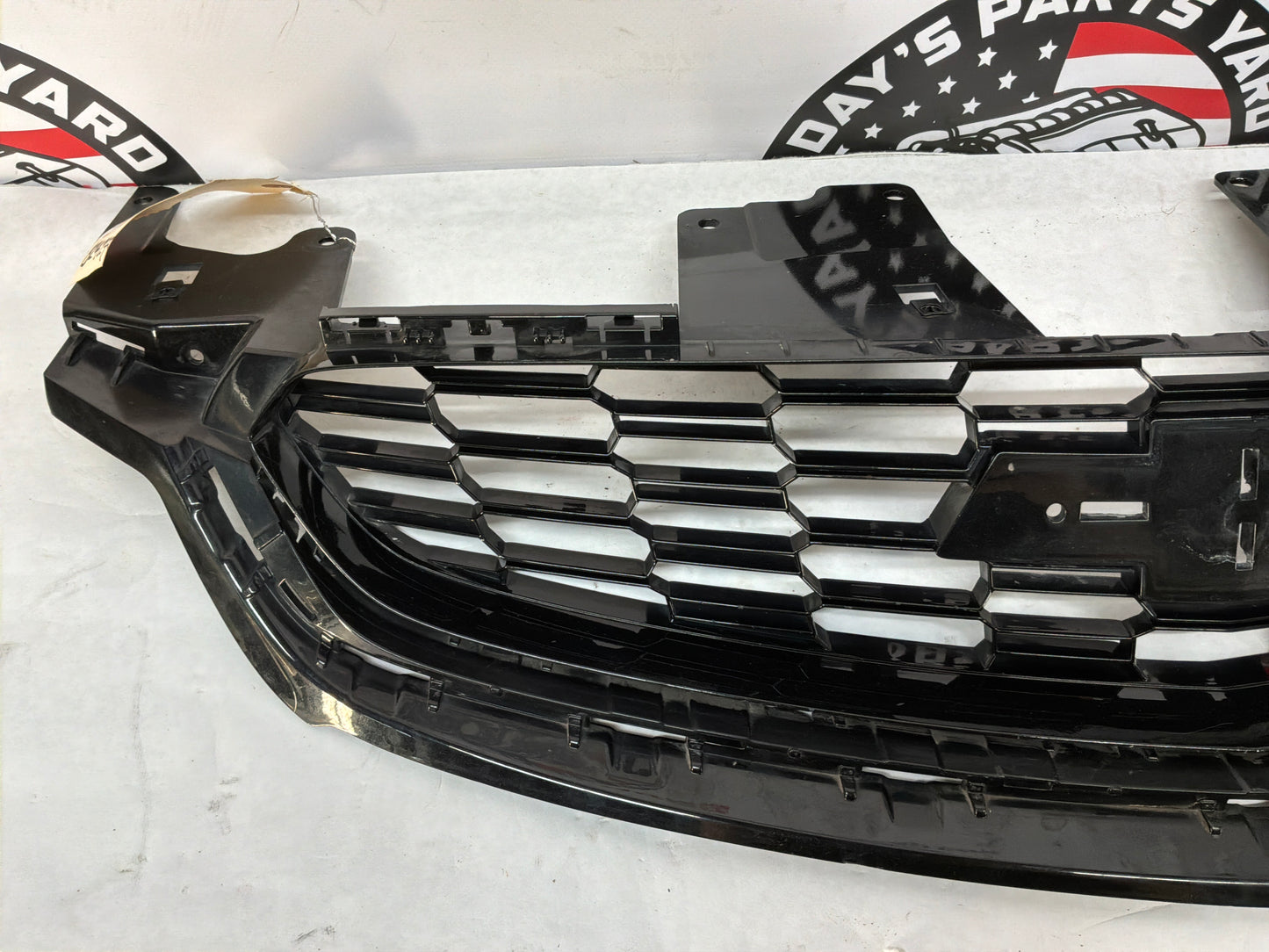2017 Chevy SS Sedan Front Bumper Upper Grille OEM