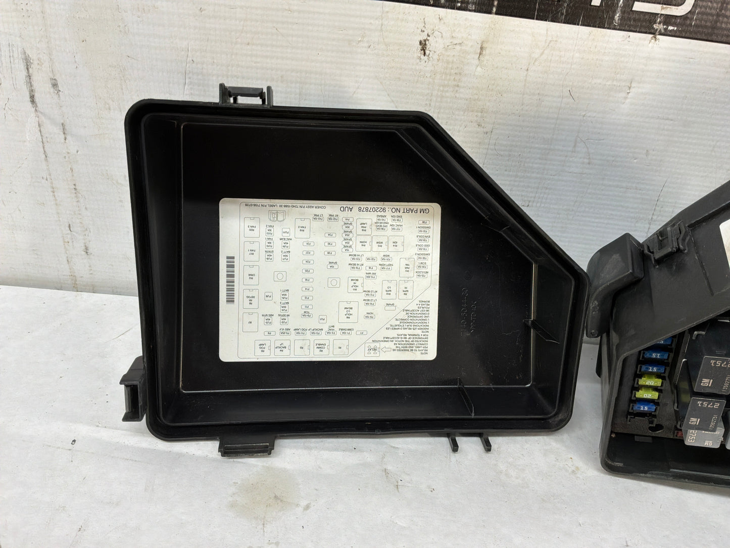 2008 Pontiac G8 Base Fuse Box w/ Lid Cover OEM