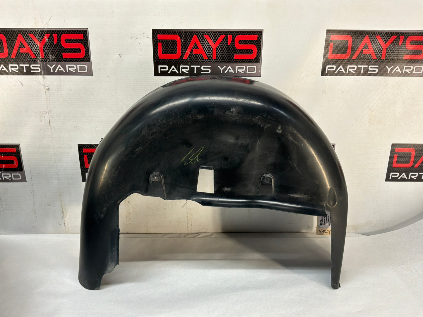 Rh rear wheel liner - Day's Parts Yard