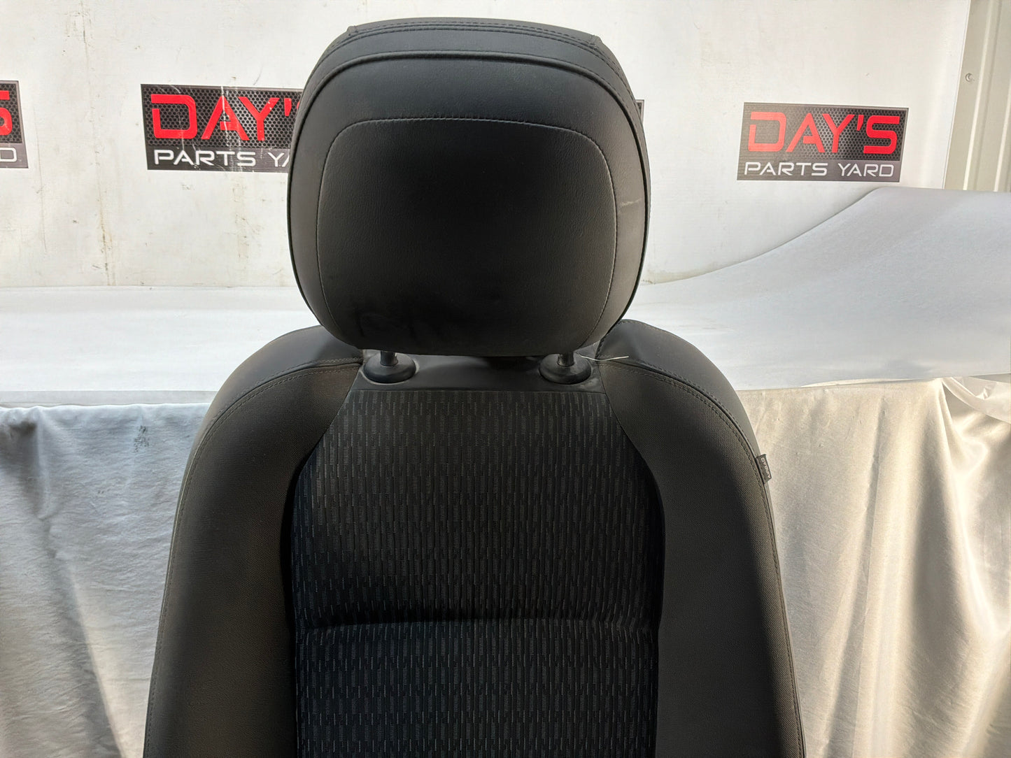 Front seats - Day's Parts Yard