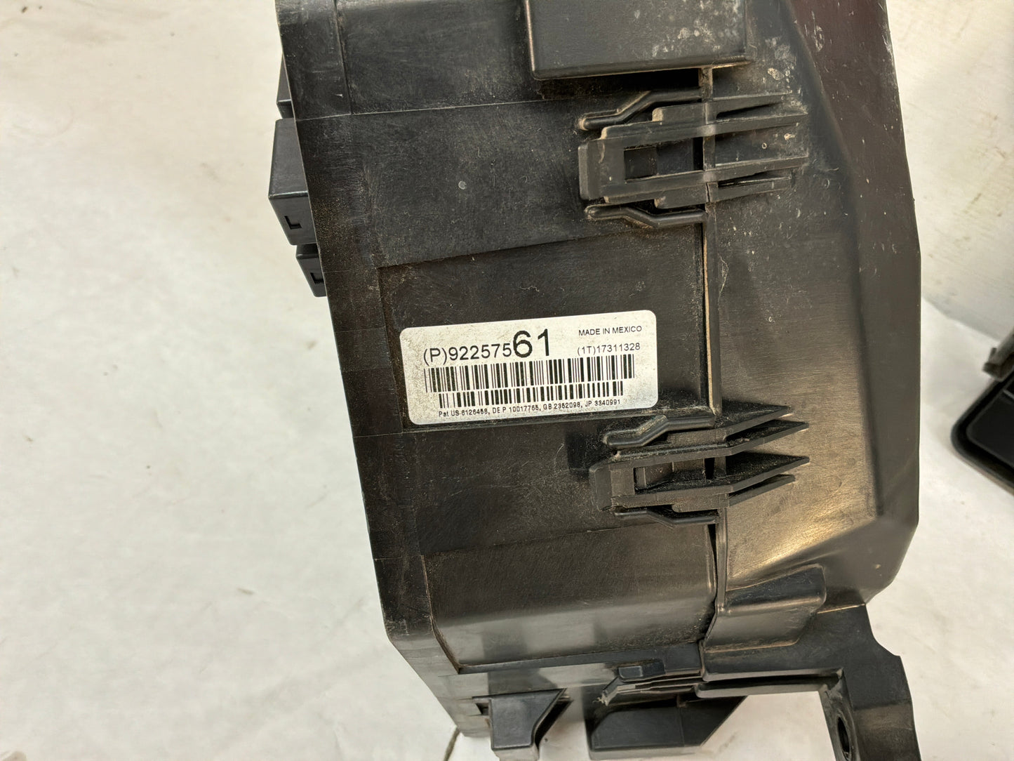 Fuse box w lid - Day's Parts Yard