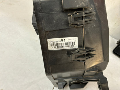 Fuse box w lid - Day's Parts Yard