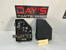 Fuse box w lid - Day's Parts Yard
