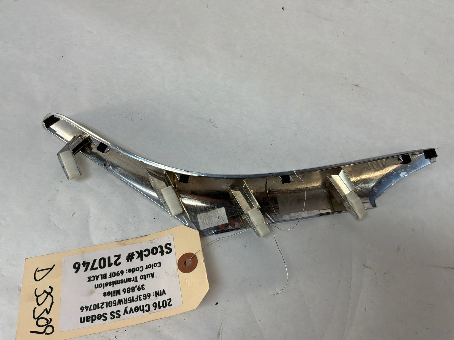 Rh center console silver trim - Day's Parts Yard