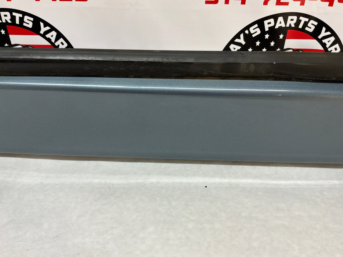 2006 Pontiac GTO RH Passenger Rocker Molding Side Skirt Panel Trim OEM