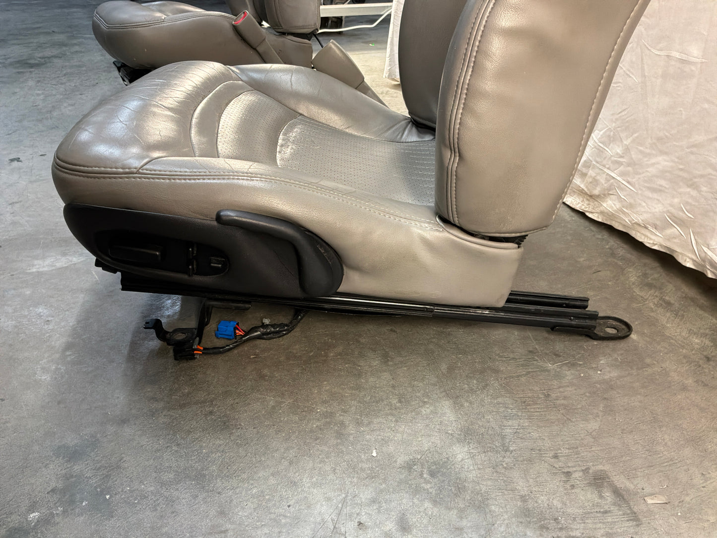 Front seats - Day's Parts Yard