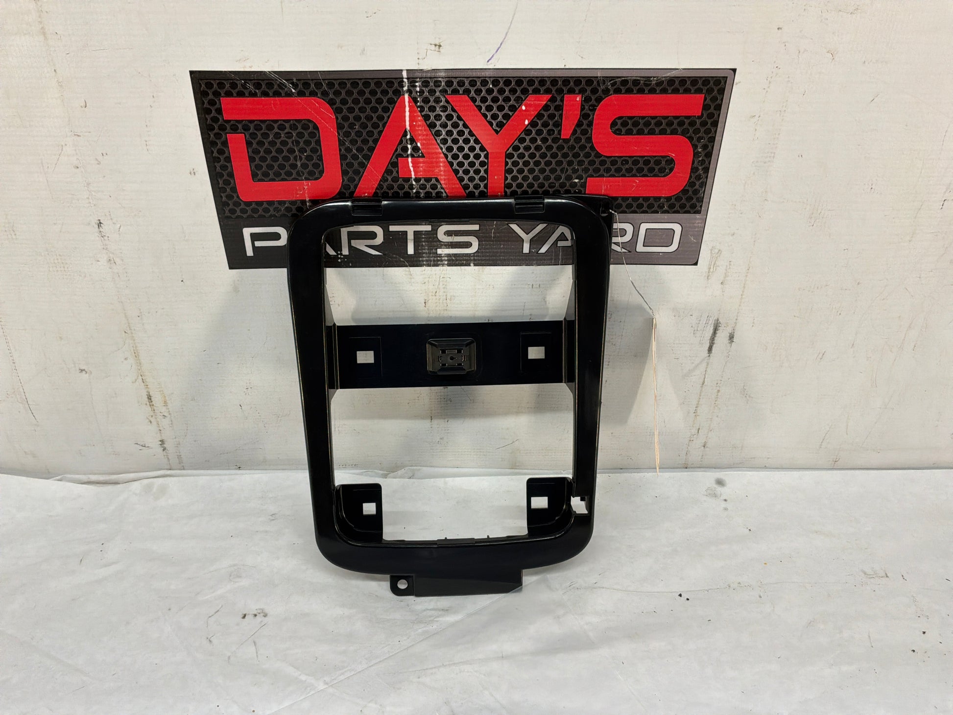 2009 Pontiac G8 GT Hardtop Over Head Console Dome Light Frame Bracket Bezel OEM - Day's Parts Yard