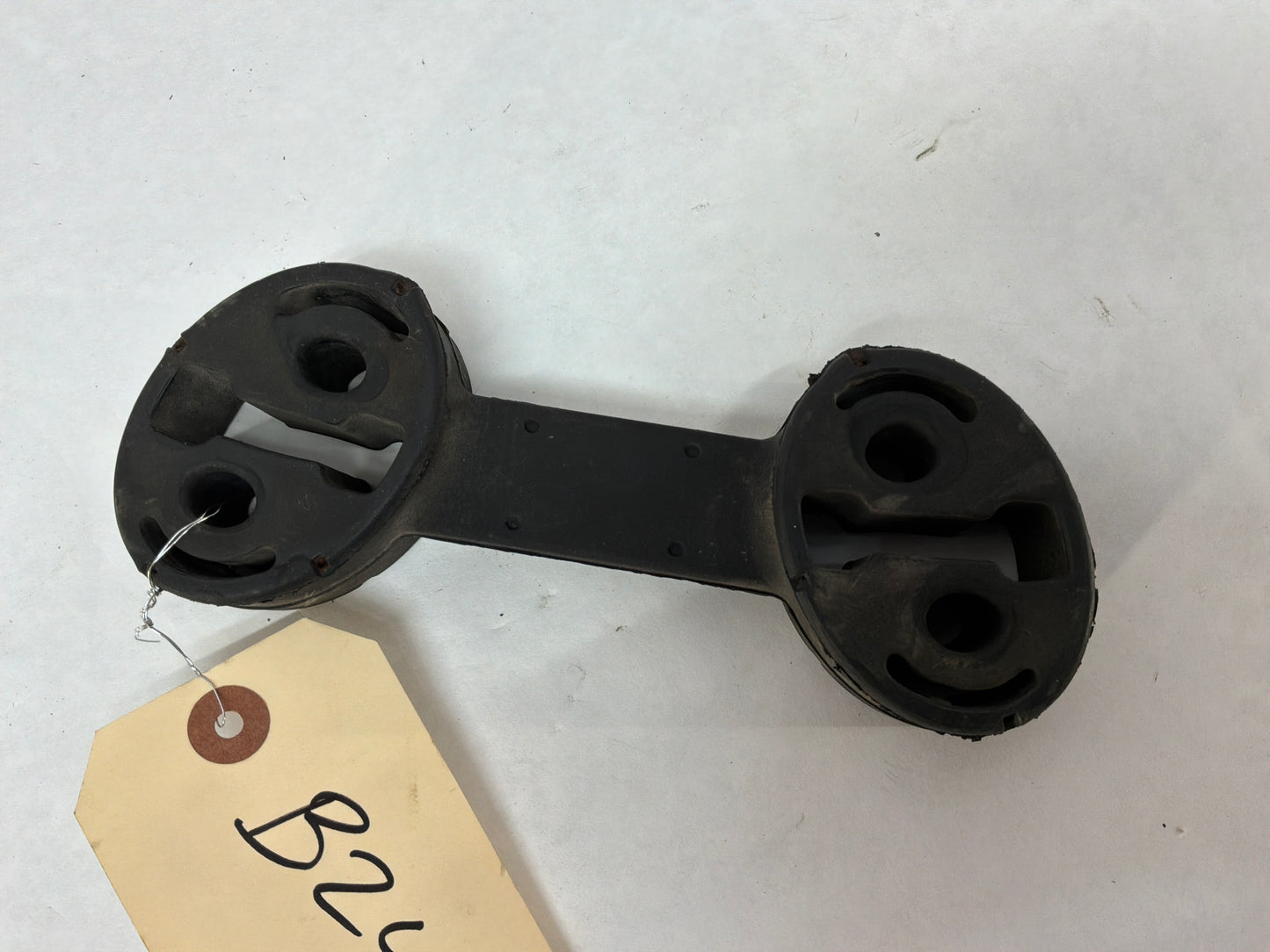 2014 Chevy Camaro SS RH & LH Exhaust Muffler Rubber Hangers Mounts Brackets OEM