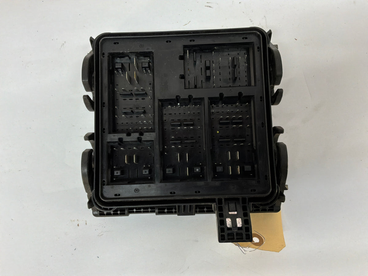 2014 Chevy Caprice PPV Engine Motor Bay Relay Fuse Box Junction Module OEM