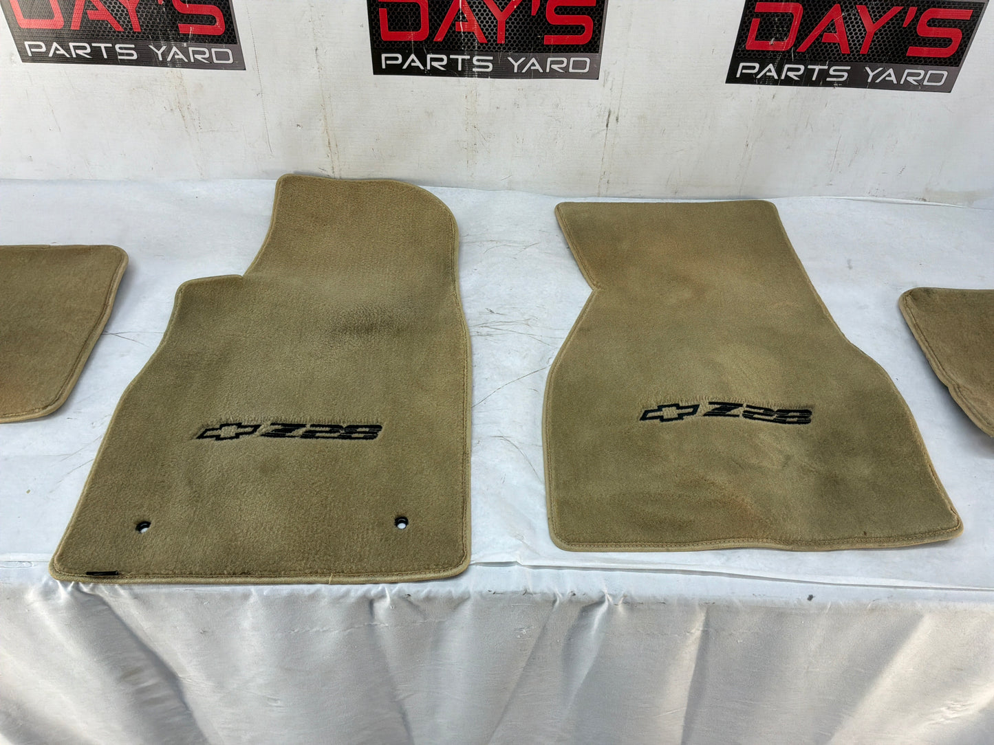Complete set floor mats - Day's Parts Yard