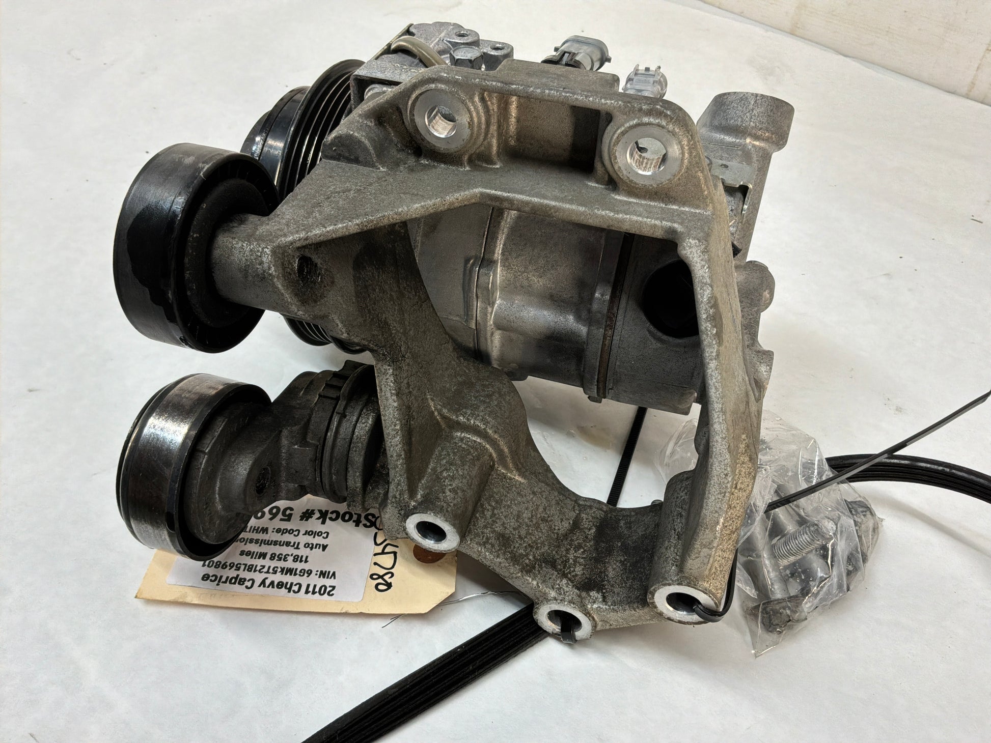 Ac compressor w. Bracket - Day's Parts Yard